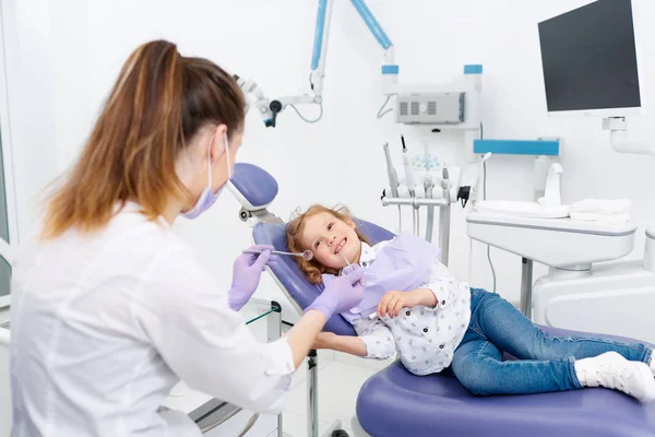 Uśmiechający się mały pacjent u dentysty — Zdjęcie stockowe