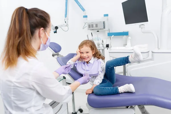 Liten flicka i tandläkare stol — Stockfoto