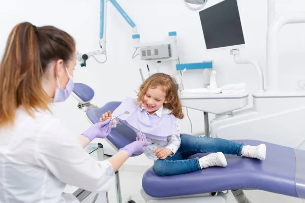 Menina na cadeira de dentista — Fotografia de Stock