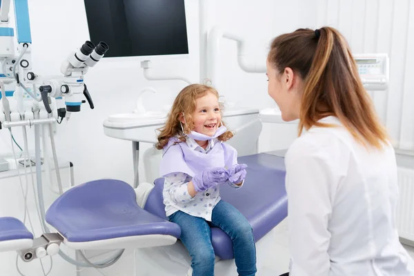 Menina brincando com dentista — Fotografia de Stock
