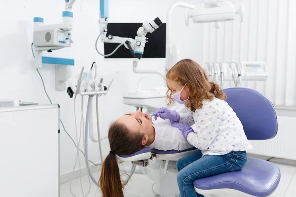 Kleine meisje examencommissie tandarts in kabinet — Stockfoto