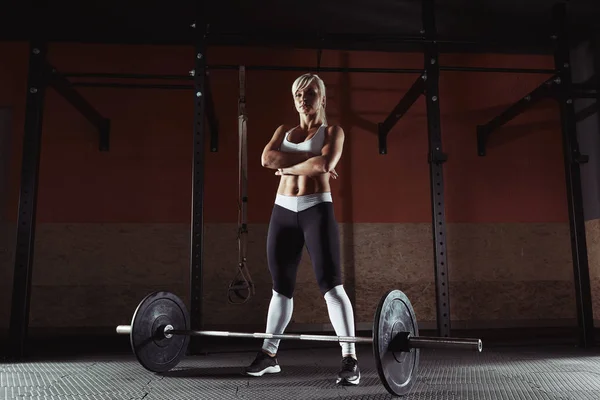 Young fitness girl is standing in the crossfit gym — Stock Photo, Image