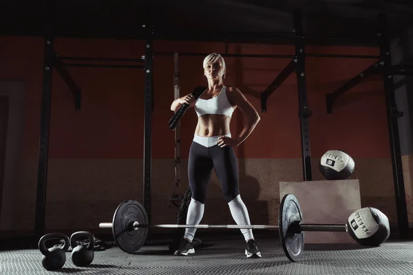 Beautiful sports blonde standing with ropes in the gym — Stock Photo, Image