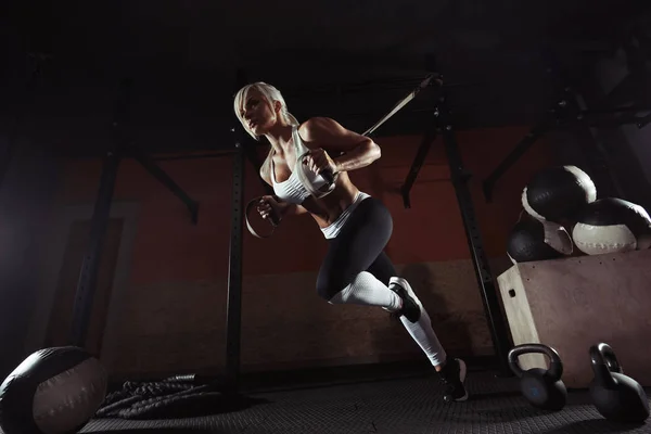 Fitness-Frau trainiert auf dem Trampolin im Fitnessstudio — Stockfoto