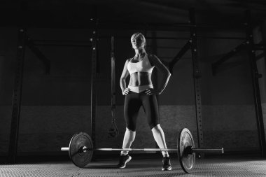 Genç fitness kız spor salonunda duruyor