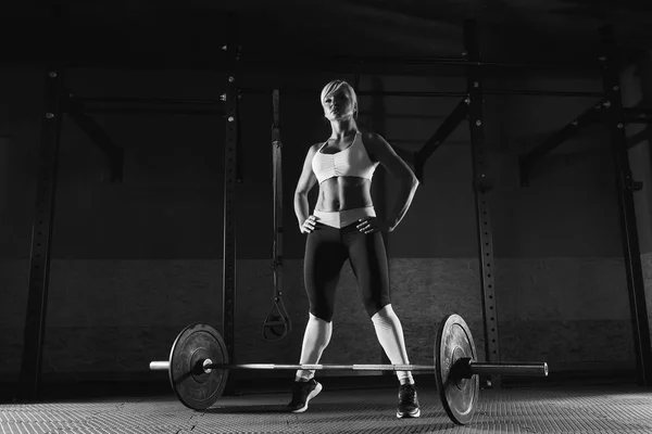 Joven chica fitness está de pie en el gimnasio — Foto de Stock