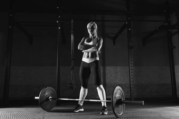 Молодая спортсменка стоит в спортзале — стоковое фото