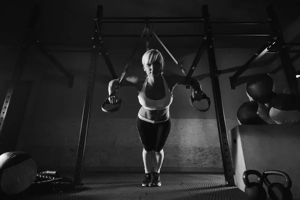 Fitness-Frau trainiert auf dem Trampolin im Fitnessstudio — Stockfoto