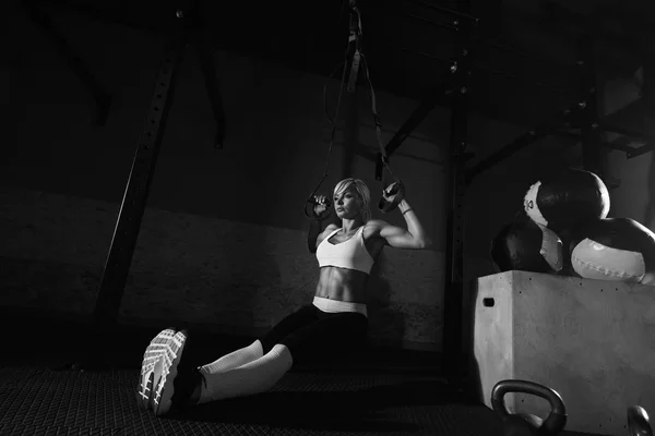 Fitness-Frau trainiert auf dem Trampolin im Fitnessstudio — Stockfoto