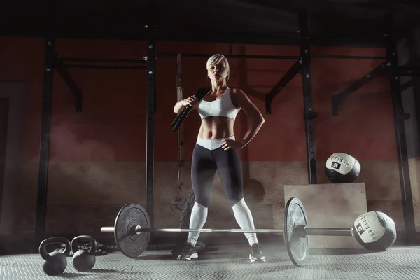 Vackra sport blond stående med rep i gymmet — Stockfoto