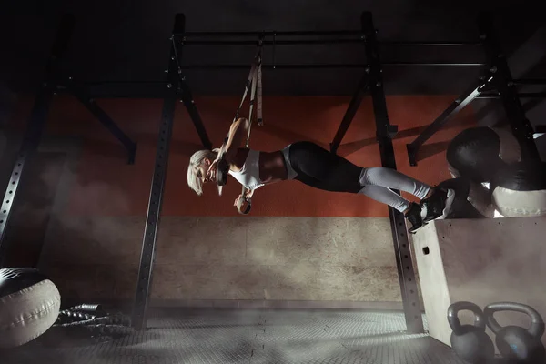 Fitness kadın egzersiz jimnastik salonu Trx üzerinde — Stok fotoğraf