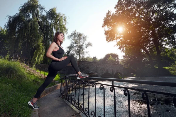 Meisje die zich uitstrekt in prachtig park — Stockfoto