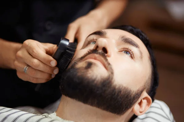 Homem grooming cliente na cadeira — Fotografia de Stock