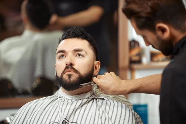 Peluquero hombre de aseo en silla — Foto de Stock