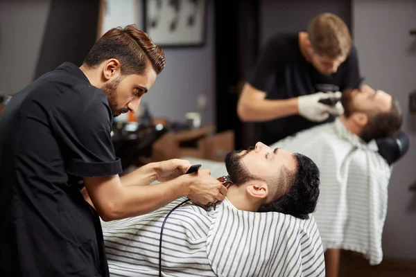 Mann stilvolle Kundin im Friseurladen — Stockfoto