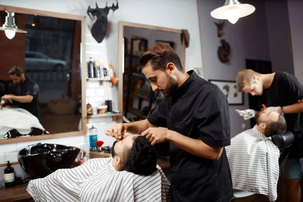 Barbier travaillant avec le client dans la chaise — Photo