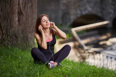 Çimenlerin üzerinde içerik sporcumuz