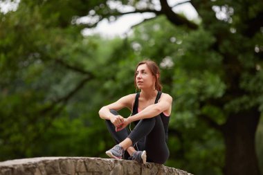 Sportif kız parkta müzik dinlemek