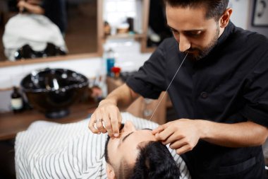 Siyah kesme ekmek iplik ile brunet adam için Kuaför.