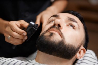 Hairtylist ekmek berber dükkanı istemcide için dışarı tarak.