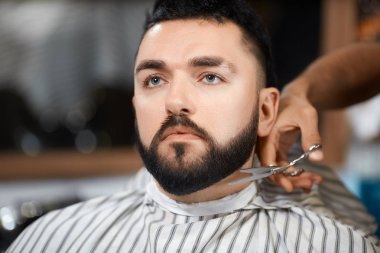 Kuaför kesim ekmek brunet istemci için makas ile kesme.