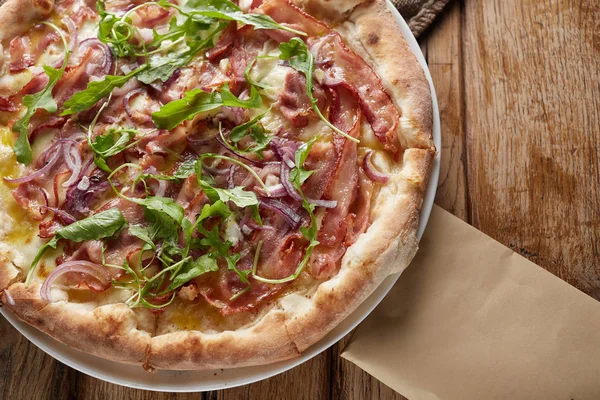 Sosis, süpürge, soğan ve peynir ile İtalyan pizza.