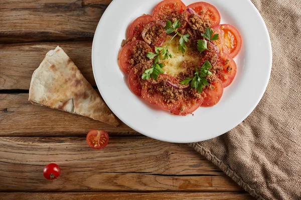 Prato frito de tomate, salsa, ovos e queijo no interior . — Fotografia de Stock