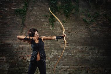 Siyah pruvadan çekim atletik esmer kız.