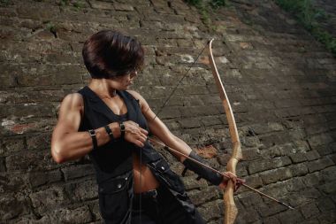 Atletik esmer pruvadan çekim ve odak teyel.