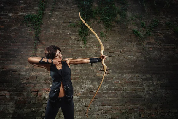 Siyah pruvadan çekim atletik esmer kız.