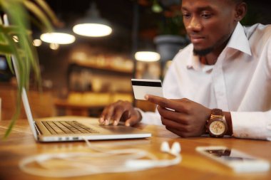 Afrika işadamı kredi kartı ile ödeme.