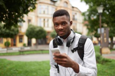 Sohbet, akıllı telefon ile mesaj yazma Afrika öğrenci.