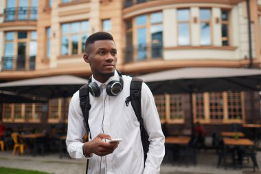 Yürüyüş ve akıllı telefon konumu arama Afrika erkek.