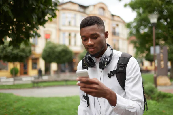 African student reading electronic book at smart phone. — Stock Photo, Image