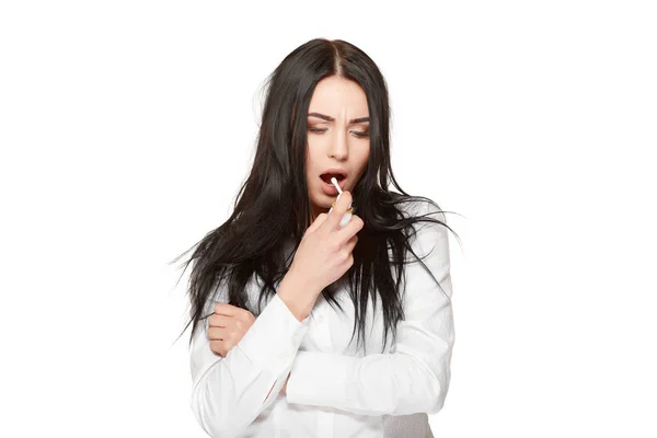 Boğaz, grip ilaç anti için sprey kullanarak beyaz esmer kız. — Stok fotoğraf