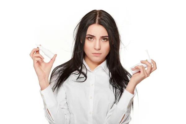 Mujer enojada y triste con dos botas de spray nasal . — Foto de Stock