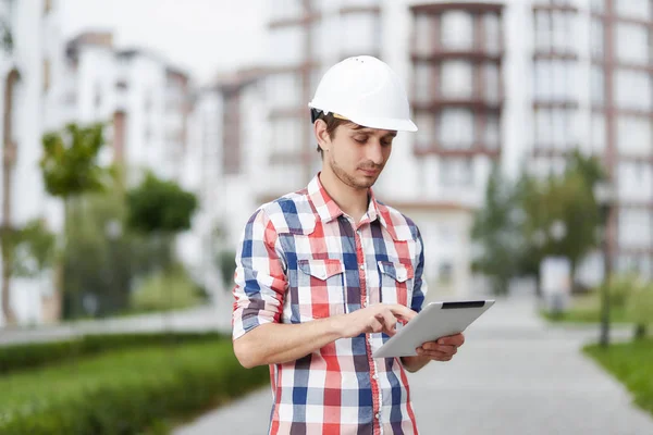 Young architect in front of apartment building — Stock Photo, Image