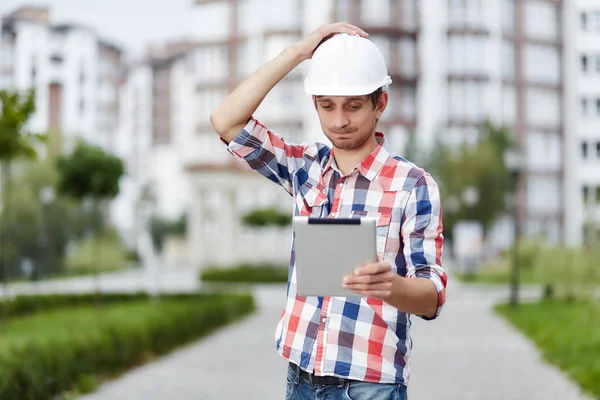 Young architect in front of apartment building — Stock Photo, Image