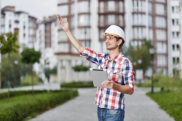 Junge Architektin vor Wohnhaus — Stockfoto