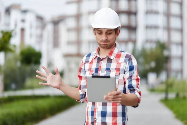 Young architect in front of apartment building — Stock Photo, Image