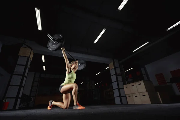 Female crossfit athlete exercising — Stock Photo, Image