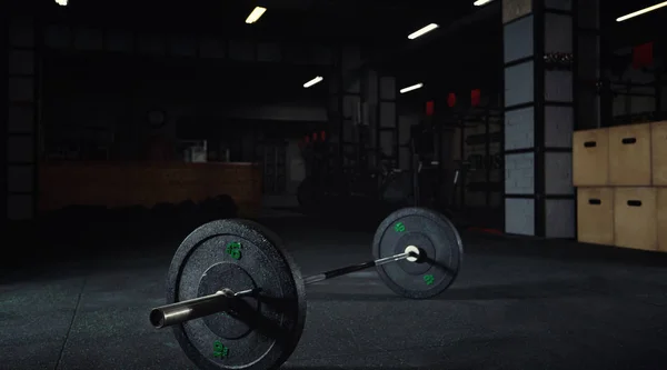 Barbell pesado no chão de um estúdio de ginástica — Fotografia de Stock