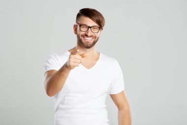 Stüdyoda poz yakışıklı genç