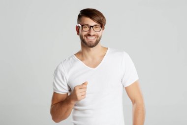 Stüdyoda poz yakışıklı genç