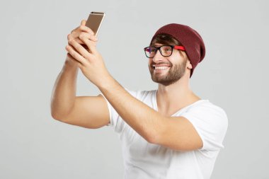 Stüdyoda poz yakışıklı genç