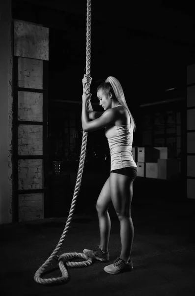 Atleta de fitness femenina haciendo ejercicio — Foto de Stock