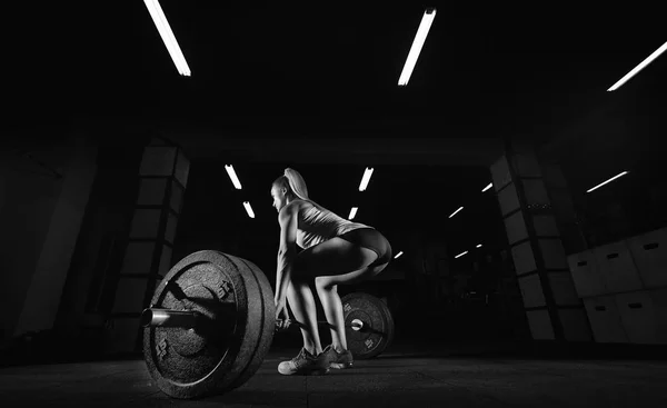 Vrouwelijke fitness atleet uit te oefenen — Stockfoto