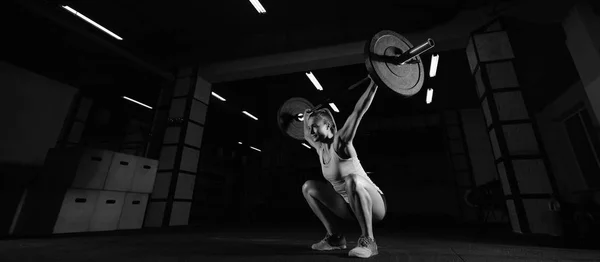 Fitness kobiece kobieta lekkoatletka ćwiczeń — Zdjęcie stockowe