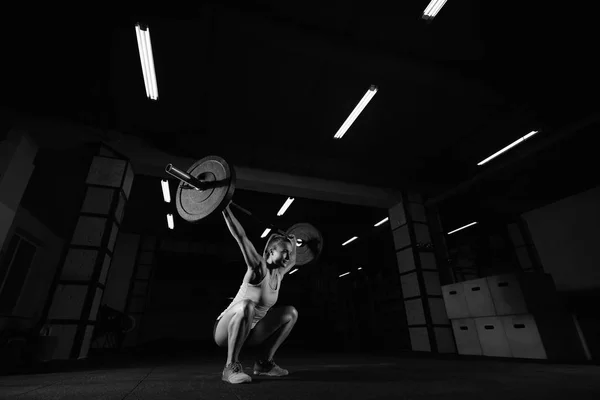 Fitnesssportlerin beim Training — Stockfoto
