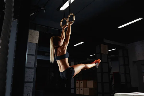 Vrouwelijke fitness atleet uit te oefenen — Stockfoto